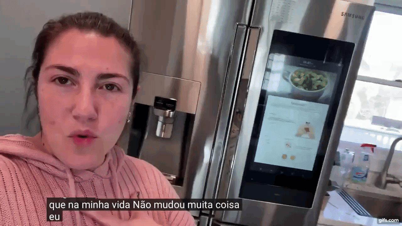Gif de uma mulher na frente de uma geladeira smart.